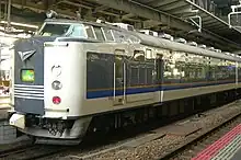 クハネ581-33MG・CPは運転室後部の機器室に搭載そのため乗務員室扉と客室扉の設置間隔が広い