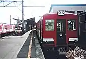 当駅に停車中の鮎川行き電車(2005年3月)