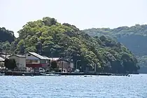 九木漁港越しに臨む樹叢