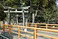 境内入り口（下ノ宮川に架かる神橋欄干にはコウノトリの絵が描かれている）