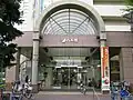 正面入口と温度計（2010年8月）