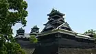 宇土櫓、二階櫓を含む続櫓が連なる。左に、大天守・小天守を望む。