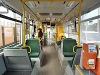 編成最後部から先頭に向って撮影した車内の様子。左は1次車 (9701)、右は3次車 (9705) のもので、通路幅・座席幅・車内配色などに差がある。（2006年）