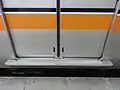 車両の乗降口に増設されたドアステップ