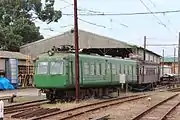 引退後は北熊本駅構内にて動態保存されている（後方はモハ71）