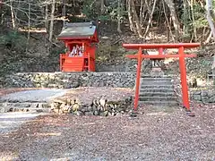 山腹に鎮座する熊野社（左）・稲荷社（右）
