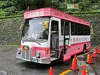 日野・リエッセ レトロバス定期観光バス「世界遺産 熊野古道大門坂と那智山めぐりコース」専用車