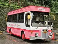 日野・リエッセ レトロバス定期観光バス「世界遺産 熊野古道大門坂と那智山めぐりコース」専用車