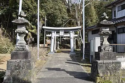 正面の石灯篭