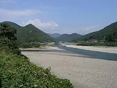 熊野川との合流地点。奥が北山川(新宮市・熊野市)