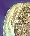 久米島空港付近の空中写真。滑走路延長1,200mの頃。国土交通省 国土地理院 地図・空中写真閲覧サービスの空中写真を基に作成。1977年撮影の4枚を合成作成。
