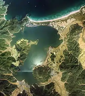 久美浜湾付近の空中写真。1976年撮影の12枚を合成作成。国土交通省 国土地理院 地図・空中写真閲覧サービスの空中写真を基に作成。