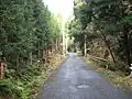 志明院へ延びる小道