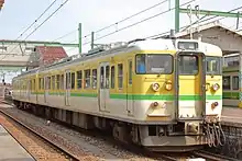 「弥彦色」の115系500番台Y編成（2015年3月、吉田駅）