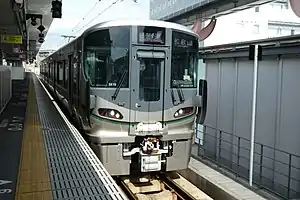 奈良駅に停車中の227系による普通列車(2019年9月)