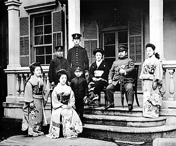 1920年頃、久邇宮邸にて、久邇宮邦彦王一家。(左から2人目の着座の女性は後の香淳皇后となる良子女王)