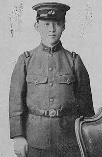 1920年代初期の士官候補生たる陸軍歩兵軍曹(第35期、久邇邦久)。襟部徽章(星章)を付し、専用の剣帯、白手袋を着用。原隊が近衛歩兵第4連隊であるため、軍帽の帽章には桜葉が配されている