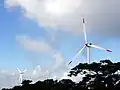 かつてあった国見岳風力発電所1号機（手前）と2号機
