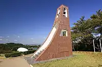 若草山山頂に建つ美しの塔（矢並町、2009年（平成21年）9月
