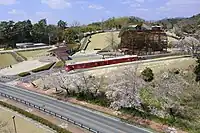 虹のかけ橋から動物園・名鉄電車を望む。（2019年4月）