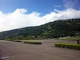 湯河原峠から見た鞍掛山（奥の鉄塔のある峰）