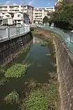 桶狭間上の山付近を流れる鞍流瀬川（2012年10月、北緯35度2分43.1秒 東経136度58分1.6秒﻿ / ﻿北緯35.045306度 東経136.967111度﻿ / 35.045306; 136.967111から上流方面を望む）。
