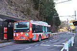 専用道上の駅と交互通行用の信号設備（蔵内駅）