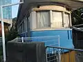 300形305号車の車体。屋根は通常の家屋のような寄棟式の物に交換されている。2015年