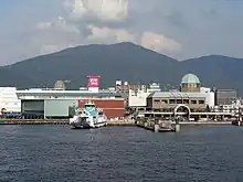 呉中央桟橋（海上側）桟橋の他、ヤマトミュージアムやゆめタウン、背後に灰ヶ峰が見える