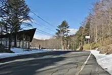 西側(六合・草津温泉方面)左は暮坂牧水茶屋