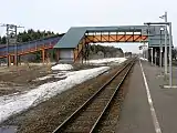 駅ホームと跨線橋（2005年4月）