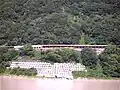 宇奈月湖に沿って走る黒部峡谷鉄道