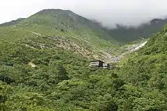 鉄山東腹・湯川源流に位置するくろがね小屋小屋より湯川源流部を遡る鉄山への登山道があったが、こちらの道も火山ガス発生のため現在通行禁止となっている