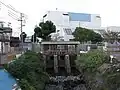 手前が黒川樋門・奥が三階橋ポンプ所