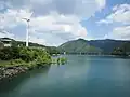 黒川ダム湖と風車