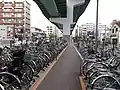国道41号中央分離帯に整備された自転車駐車場
