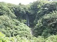 数鹿流ヶ滝の滝壺付近では、床瀬川が滝から落ちて合流してくる様子も見られる