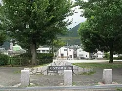 「黒原にある兵器廠の職工住宅が、いま大ぶん空いている。あそこだったら貸してくれるかもしれないよ」（「鵲」）。黒原営団が所在した現在の黒住町には、1945年から1953年まで清張が住んでいたことを記念した、くろずみ清張公園が整備されている。