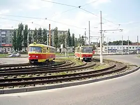 クルスク市電の主力車両左：タトラT3右：タトラT6B5（2008年撮影）