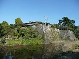 　本丸の南西部左から西下櫓、坤櫓、太鼓櫓跡の石垣
