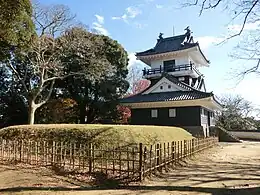 久留里城天守台跡(手前)と模擬天守