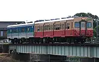 登場時の国鉄一般色に復元されたキハ30形（先頭の車両）