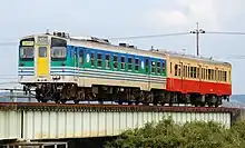 久留里線で運用される1000番台(左)とキハ30形 (横田 - 東清川 2010年12月12日)
