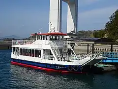馬島港停泊中の「くるしま丸」（有限会社くるしま所有・2019年4月就航）