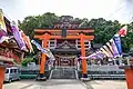 鳥居奥に拝殿、懸け造り風基礎最上部に本殿