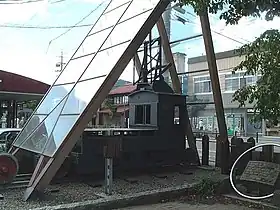元「(旧)軽井沢駅舎記念館」の前で変わらず保存されている電気機関車。デキ12形13号