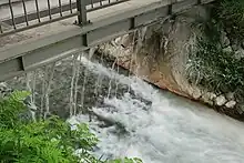 石灰乳液の投入（湯川）