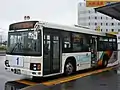 WAONでの運賃支払いに対応したことを告知するたくぼく線専用車両（いすゞエルガ、西東京バスからの譲受車）釧路駅前バスターミナルにて