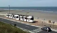 オーステンデの南、海岸沿いを走るトラム