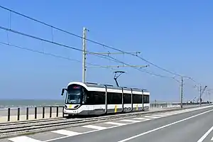 海岸沿いを走るコーストトラム